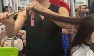 為吸粉引流，理發(fā)師在地鐵車廂里“擺拍”為女子理發(fā)，警方通報