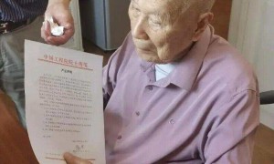 101歲院士被冒充學生的五人蹭合影？院士嚴正聲明，合影當事人回應